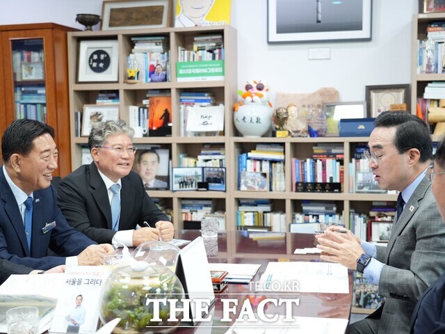 김한종 장성군수(왼쪽)가 박홍근 기획예산처 장관에게 장성 현안사업을 설명하고 있다. /장성군