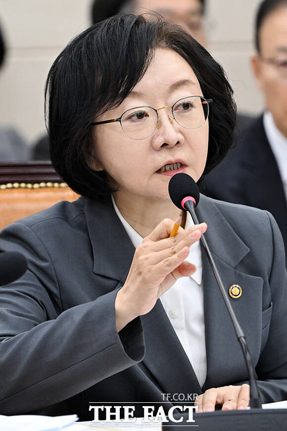 코로나19 치료제 임상지원사업 신청 현황 지켜보는 오유경 식약청장과 현수엽 보건복지부 1차관, 정은경 보건복지부 장관(왼쪽부터).