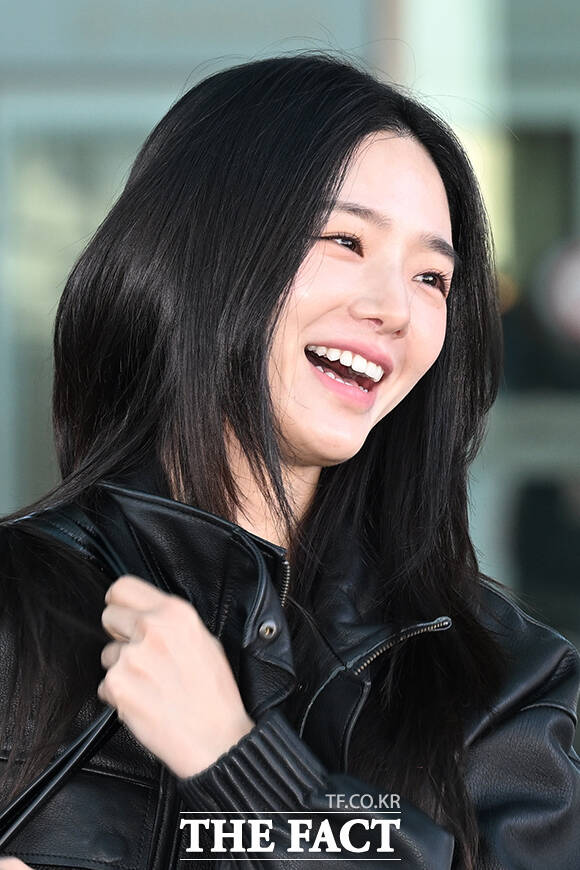 배우 박규영이 11일 오전 COS 2026 A/W 컬렉션 쇼 참석을 위해 인천국제공항에 도착해 미국 뉴욕 출국을 앞두고 취재진과 팬들에게 포즈를 취하고 있다. /인천국제공항=김성렬 기자