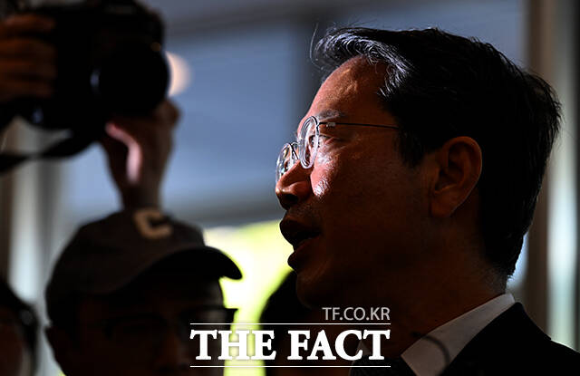 김승원 법무부 장관 후보자가 7일 오전 서울 종로구 적선현대빌딩에 마련된 인사청문회 준비 사무실로 출근하며 취재진의 질문에 답하고 있다. /박상민 기자