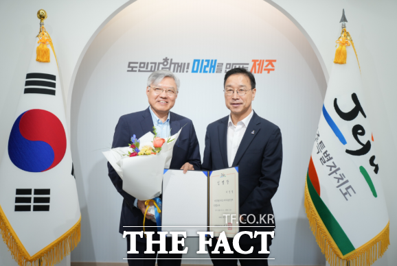 10일 이정열 제주의료원 원장이 위성곤 제주도지사로부터 임명장을 받고 있다. /제주도