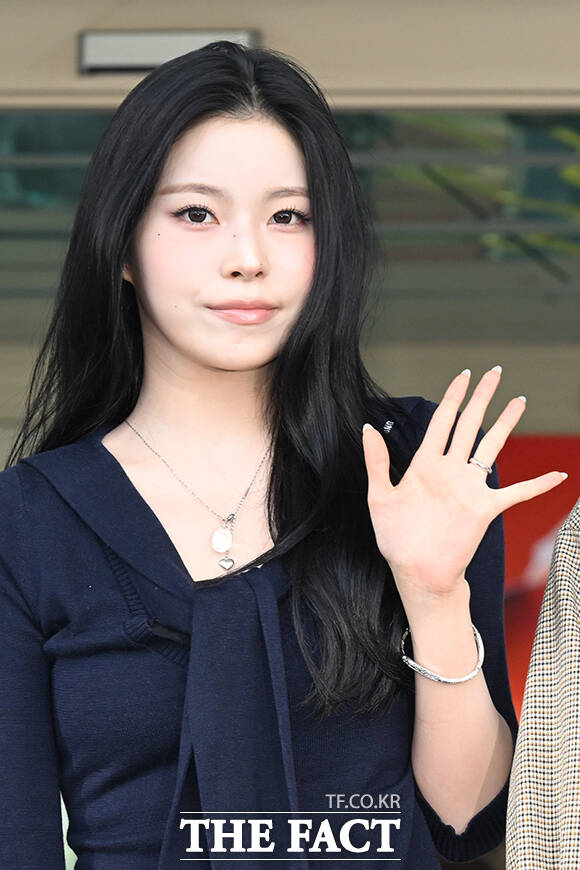 그룹 엔믹스의 릴리와 규진, 설윤, 지우, 해원, 배이(왼쪽부터)가 11일 오전 인천국제공항에 도착해 출국을 앞두고 취재진과 팬들에게 포즈를 취하고 있다. /인천국제공항=김성렬 기자