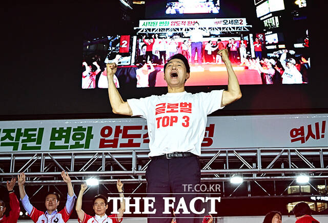 김민석 더불어민주당 대표가 실시 여부도 불확실한 서울시장 보궐선거 후보군을 벌써부터 추리는 데는 해당 선거가 자신의 정치적 입지는 물론 이재명 정부의 국정 동력까지 좌우할 수 있기 때문이다. 사진은 오세훈 국민의힘 서울시장 후보가 지난 6월 2일 오후 서울 서대문구 신촌역 스타광장에서 열린 6·3 지방선거 파이널 유세에 참석해 지지를 호소소하는 모습. /배정한 기자