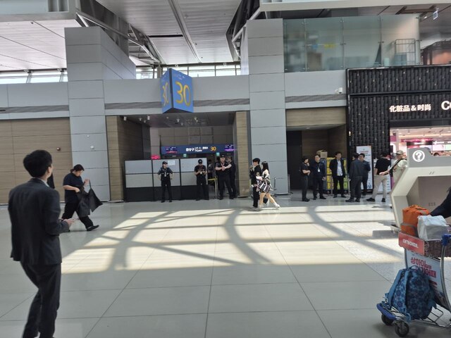 지난 5월 인천국제공항 내 시설 보수 작업 과정에서 중대재해가 발생했다. 외주업체 직원의 추락사고로 30번 게이트 위쪽 천장에 구멍이 생긴 모습. / 독자 제공