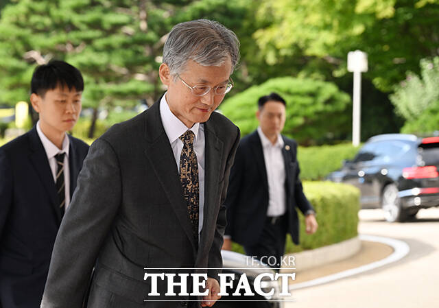 조희대 대법원장이 11일 오전 서울 서초구 대법원으로 출근하고 있다. /박헌우 기자