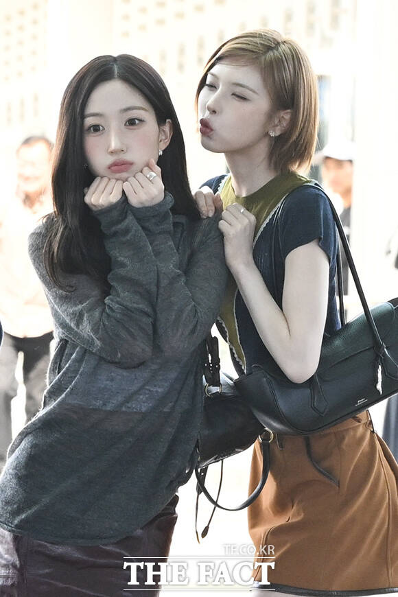그룹 엔믹스의 릴리와 규진, 설윤, 지우, 해원, 배이(왼쪽부터)가 11일 오전 인천국제공항에 도착해 출국을 앞두고 취재진과 팬들에게 포즈를 취하고 있다. /인천국제공항=김성렬 기자