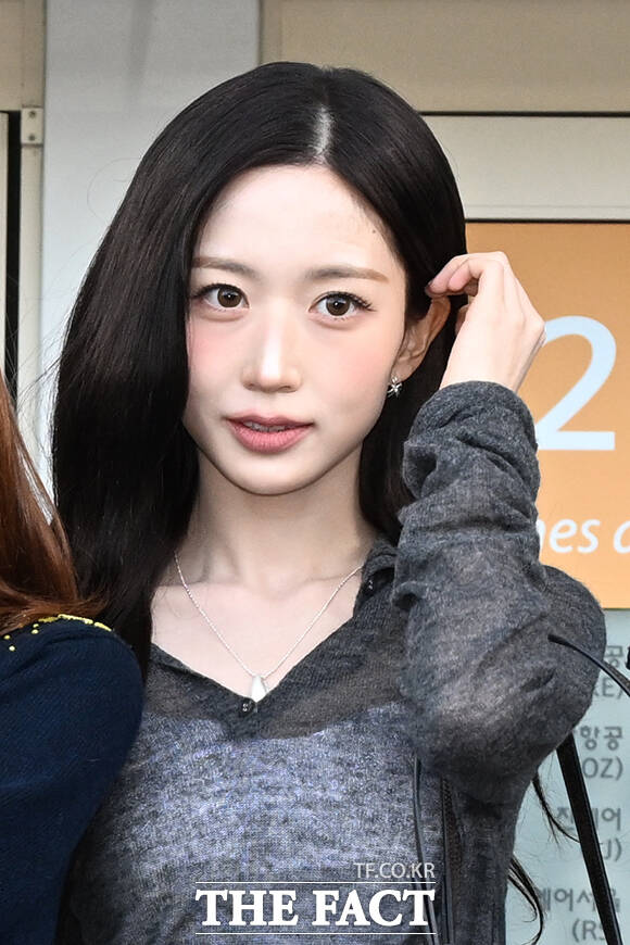 그룹 엔믹스의 릴리와 규진, 설윤, 지우, 해원, 배이(왼쪽부터)가 11일 오전 인천국제공항에 도착해 출국을 앞두고 취재진과 팬들에게 포즈를 취하고 있다. /인천국제공항=김성렬 기자