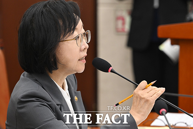 코로나19 치료제 임상지원사업 신청 현황 지켜보는 오유경 식약청장과 현수엽 보건복지부 1차관, 정은경 보건복지부 장관(왼쪽부터).