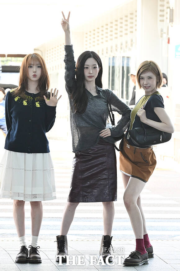 그룹 엔믹스의 릴리와 규진, 설윤, 지우, 해원, 배이(왼쪽부터)가 11일 오전 인천국제공항에 도착해 출국을 앞두고 취재진과 팬들에게 포즈를 취하고 있다. /인천국제공항=김성렬 기자
