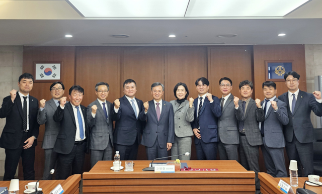 고영철 신협중앙회장(왼쪽 여섯번째)이 전국실무책임자협의회와 첫 정책 간담회를 실시한 뒤 기념촬영을 하고 있다. /신협중앙회