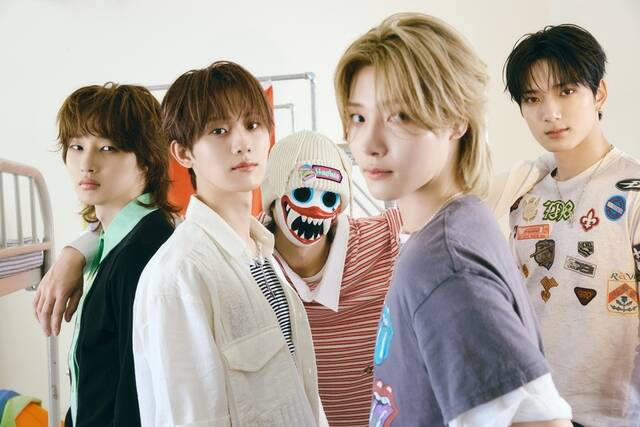 밴드 하츠웨이브(hrtzwav)의 두 번째 미니앨범 'The Second Wave : MOMENTUM'이 국내외 차트에서 좋은 성적을 거두고 있다./카카오엔터테인먼트