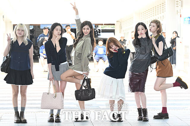 그룹 엔믹스의 릴리와 규진, 설윤, 지우, 해원, 배이(왼쪽부터)가 11일 오전 인천국제공항에 도착해 출국을 앞두고 취재진과 팬들에게 포즈를 취하고 있다. /인천국제공항=김성렬 기자