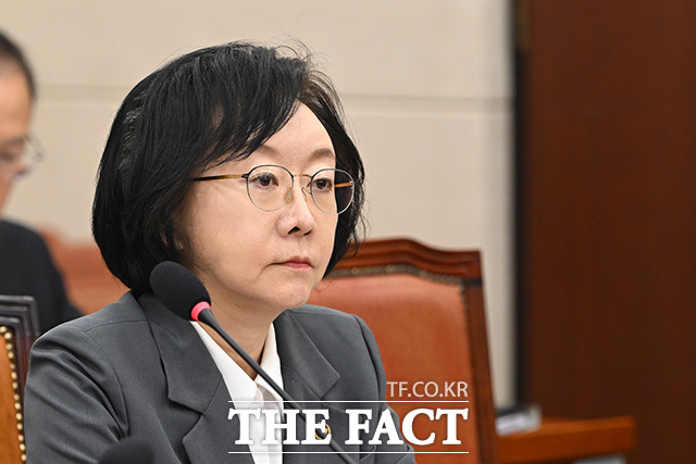코로나19 치료제 임상지원사업 신청 현황 지켜보는 오유경 식약청장과 현수엽 보건복지부 1차관, 정은경 보건복지부 장관(왼쪽부터).