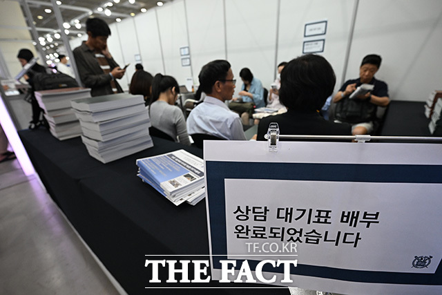 13일 교육부 대학정보공시 사이트 '대학알리미'에 따르면 서울 주요 대학 21곳 중 2025학년도 대입 전형료 수입은 성균관대가 59억3681만원으로 1위를 차지했다. 이어 중앙대 54억3083만원, 고려대 54억60만원, 경희대 53억2775만원 순이었다. 건국대 44억5163만원, 한양대 43억7049만원, 연세대 37억6437만원 등이 뒤를 이었다. /송호영 기자