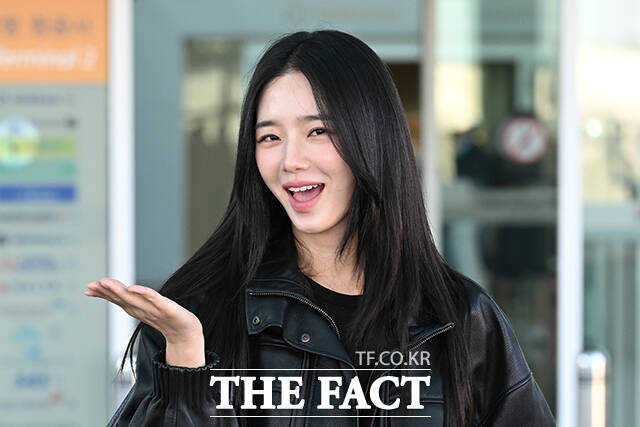 배우 박규영이 11일 오전 COS 2026 A/W 컬렉션 쇼 참석을 위해 인천국제공항에 도착해 미국 뉴욕 출국을 앞두고 취재진과 팬들에게 포즈를 취하고 있다. /인천국제공항=김성렬 기자