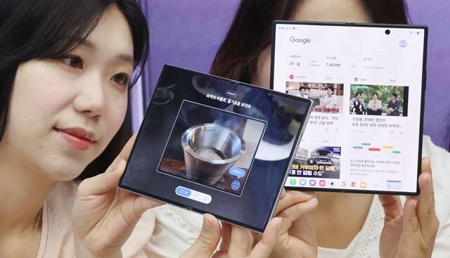KT 모델이 지난 7월 23일 KT광화문사옥에서 '갤럭시Z폴드8'(왼쪽)과 '갤럭시Z폴드8울트라'를 소개하고 있다. /임영무 기자