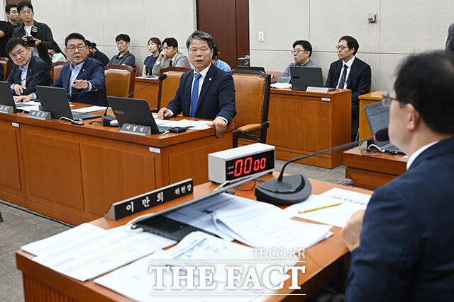 코로나19 치료제 임상지원사업 신청 현황 지켜보는 오유경 식약청장과 현수엽 보건복지부 1차관, 정은경 보건복지부 장관(왼쪽부터).