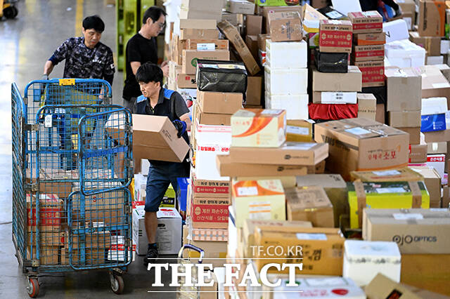 추석 명절을 앞둔 11일 오전 서울 광진구 동서울우편물류센터에서 직원들이 분주하게 택배 분류 작업을 하고 있다. /박상민 기자