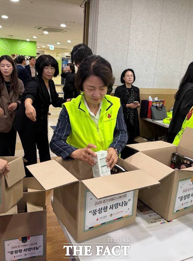 추미애 경기도지사가 11일 경기 수원시 광교종합사회복지관 5층에서 열린 풍성한 추석 사랑나눔 행사에서 취약계층에 전달할 추석 꾸러미를 포장하고 있다. /김선우 기자