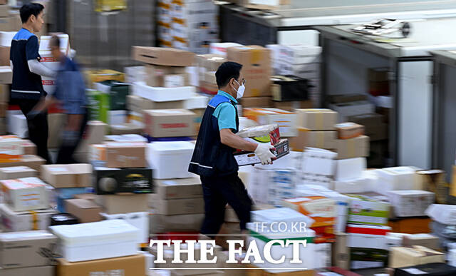 추석 명절을 앞둔 11일 오전 서울 광진구 동서울우편물류센터에서 직원들이 분주하게 택배 분류 작업을 하고 있다. /박상민 기자