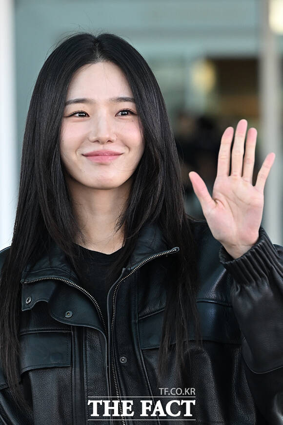 배우 박규영이 11일 오전 COS 2026 A/W 컬렉션 쇼 참석을 위해 인천국제공항에 도착해 미국 뉴욕 출국을 앞두고 취재진과 팬들에게 포즈를 취하고 있다. /인천국제공항=김성렬 기자