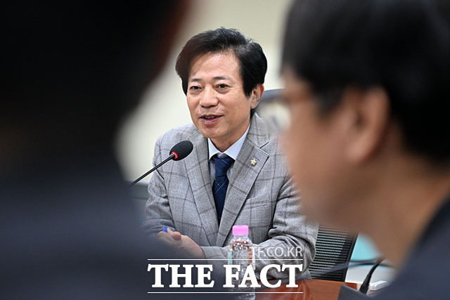 이강일 더불어민주당 의원(가운데)을 비롯한 참석자들이 11일 오전 서울 여의도 국회 의원회관에서 열린 배달앱 갑질 피해사례와 수수료상한제법 도입 방향 토론회에 참석해 기념 촬영을 하고 있다. /국회=서예원 기자