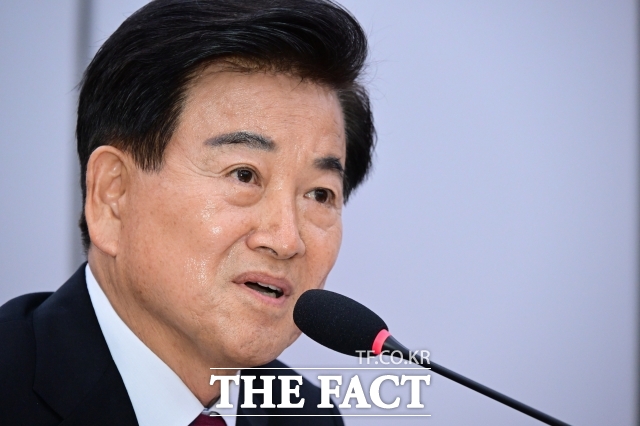 정동영 통일부 장관은 11일 서울 중구 프레스센터에서 열린 통일연구원 정책토론회 ‘전환기의 한반도: 통일인가 평화인가’ 축사에서 