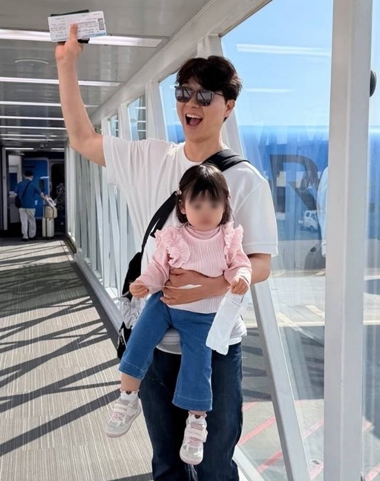 방송인 박수홍이 '비행기 지연 민폐 논란'으로 연예계 데뷔 이후 최대의 위기를 맞았다는 평가가 나오고 있다. 이번 논란이 박수홍이 그동안 SNS를 통해 대중에게 보여온 '내 가족 중심' 이미지와 묘한 대비를 이루고 있기 때문으로 분석된다. /박수홍 SNS