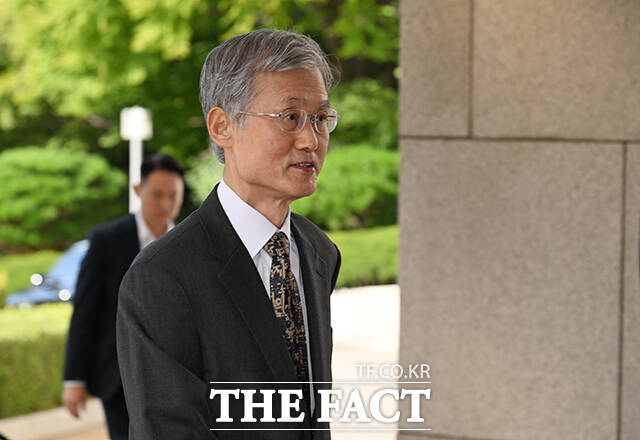조희대 대법원장이 11일 오전 서울 서초구 대법원으로 출근하고 있다. /박헌우 기자