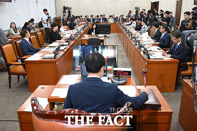 코로나19 치료제 임상지원사업 신청 현황 지켜보는 오유경 식약청장과 현수엽 보건복지부 1차관, 정은경 보건복지부 장관(왼쪽부터).