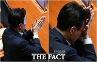  '손 비비고 눈 찜질' 고단한 김민석 대표 [TF사진관]
