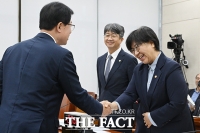  인사 나누는 정은경 장관과 이만희 위원장 [포토]