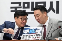 대화 나누는 정점식 원내대표-정희용 사무총장 [포토]