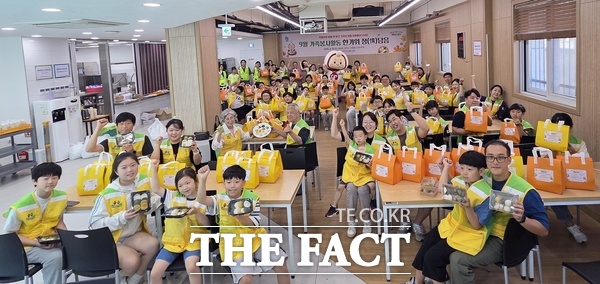 대전시자원봉사센터가 가족 자원봉사자 등 80여 명이 참여한 가운데 9월 가족봉사활동 ‘한가위 정(情)담음’을 12일 대전시 자원봉사 공유주방에서 하고 있다. /대전시자원봉사센터