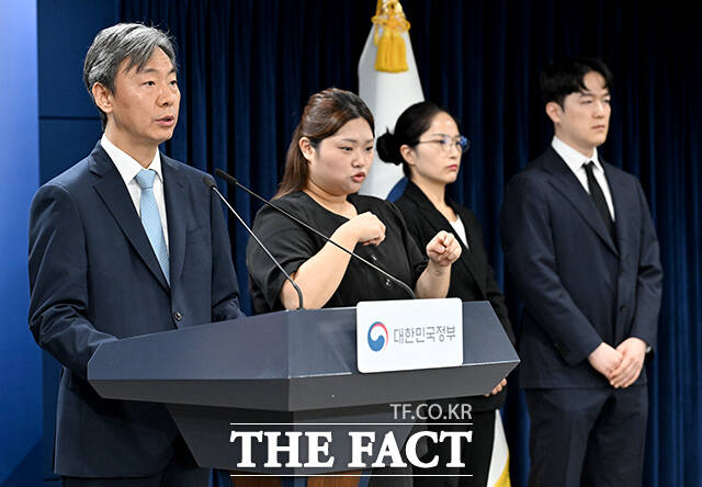 강준하 법무부 국제법무국장(오른쪽)이 13일 오후 서울 종로구 정부서울청사에서 열린 중국 투자자 ISDS 취소절차 승소 관련 브리핑을 하고 있다. /박상민 기자