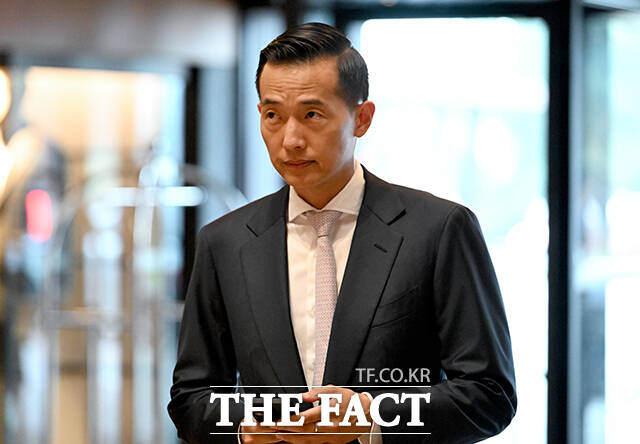 결혼식 열리는 신라호텔 들어오는 김동관 한화그룹 수석부회장.