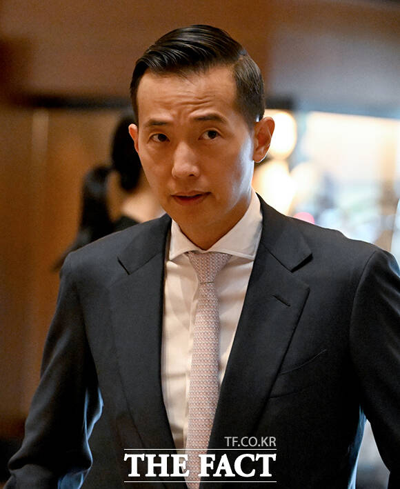 결혼식장으로 이동하는 김 부회장.