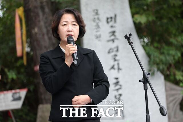 추미애 경기도지사가 12일 남양주시 모란공원 민주열사묘역에서 열린 ‘2026년 경기도 민주화운동희생자 추모제’에 참석해 추모사를 하고 있다. /경기도