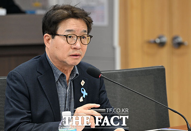 3선 수원시장을 지낸 염태영 더불어민주당 의원이 김승원 법무부 장관 후보자의 가족이 소속된 법인이 수원시의 방과후 활동 서비스 제공기관으로 선정되는 과정에서 특혜를 받았다는 의혹을 제기한 주진우 국민의힘 의원을 향해 