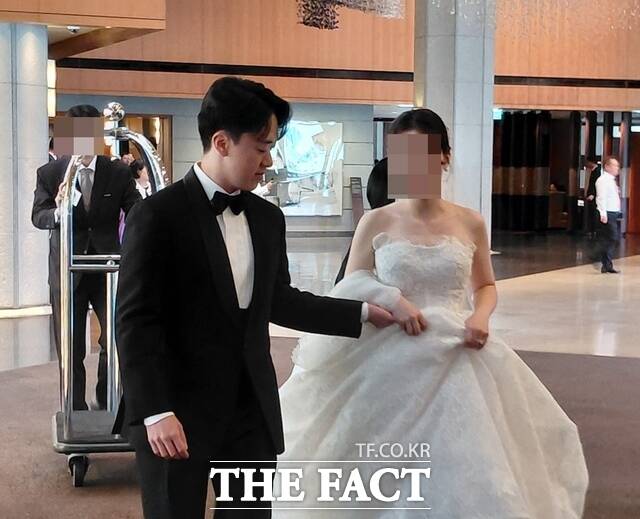 농심그룹 오너 3세 신상열 부사장이 13일 서울신라호텔 다이너스티홀서 SK텔레콤에 재직 중인 회사원과 결혼식을 올렸다. 신 부사장은 오후 3시 40분쯤 턱시도를 입고 환한 미소를 지으며 예비 신부의 손을 꽉 쥐고 등장하고 있다. /손원태 기자