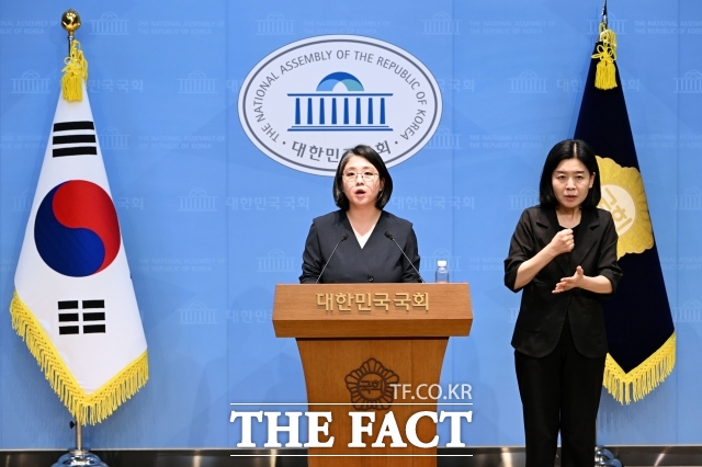 [더팩트ㅣ국회=남용희 기자] 성평등가족부 장관 후보자인 용혜인 기본소득당 의원이 지난 10일 오후 서울 여의도 국회 소통관에서 기자회견을 열고 발언을 하고 있다.