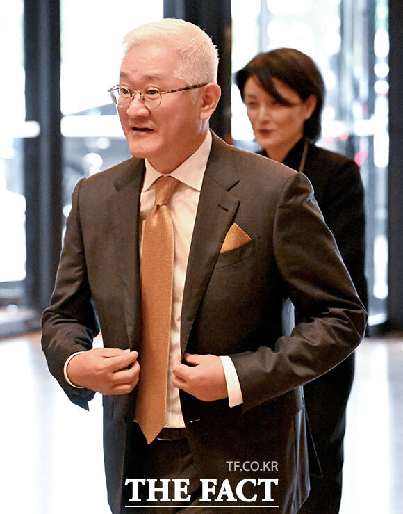 서경배 아모레퍼시픽그룹 회장(왼쪽)과 배우자 신윤경이 신 부사장의 결혼식에 참석하고 있다.