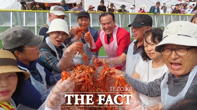 김홍열 청양군수가 13일 대형겉절이 담기 체험에서 관광객과 함께 참여하면서 흥을 돋우고 있다. /김형중 기자