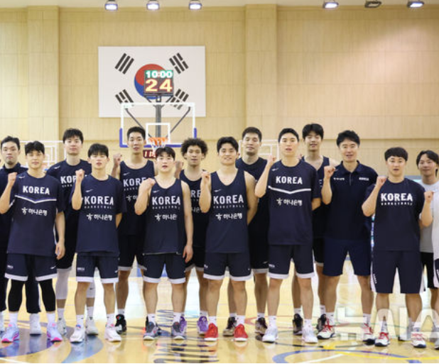 아이치·나고야 아시안게임에 출전하는 남자농구 국가대표팀이 지난 8월 3일 충북 진천국가대표선수촌에서 열린 미디어데이에서 기념촬영 하고 있다. /뉴시스