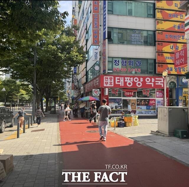 11일 경기 수원시 장안구 롯데마트 천천점 인근에서 시민들이 거리를 오가고 있다. /김선우 기자