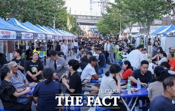 대전 대덕구가 골목상권 활성화와 지역문화예술 진흥을 목표로 마련한 ‘2026 대덕든든 페스티벌’ 현장에서 주민들이 먹거리와 체험부스를 즐기며 축제를 즐기고 있다. /대덕구