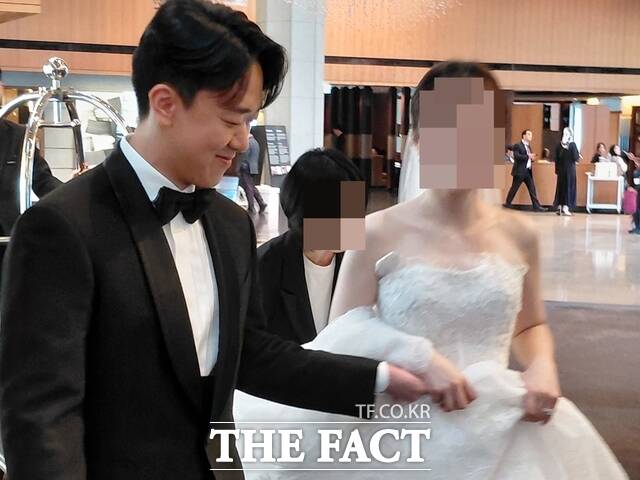 농심그룹 오너 3세 신상열 부사장이 13일 서울신라호텔 다이너스티홀서 SK텔레콤에 재직 중인 회사원과 결혼식을 올린다. 신 부사장은 오후 3시 40분쯤 턱시도를 입고 환한 미소를 지으며 예비 신부와 함께 식장에 등장했다. /손원태 기자