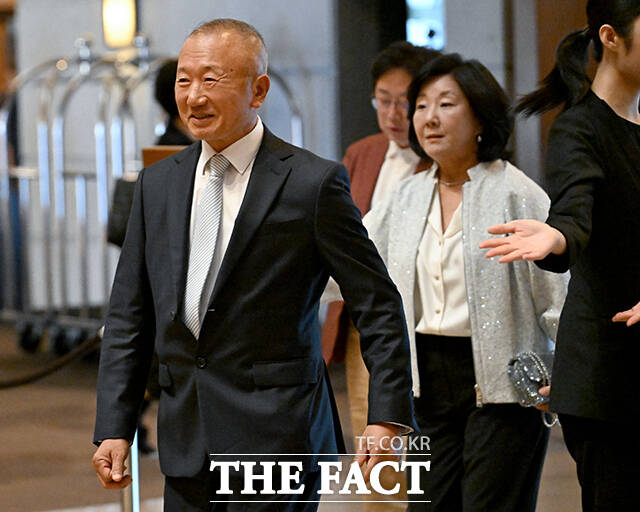 결혼식 참석한 선두훈 영훈의료재단 이사장(왼쪽)과 배우자 정성이.