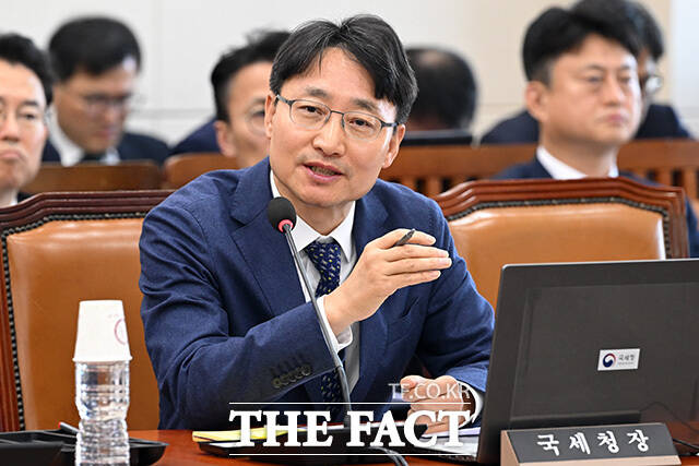 [더팩트ㅣ국회=남용희 기자] 임광현 국세청장이 지난 4월 2일 오후 서울 여의도 국회에서 열린 재정경제기획위원회 전체회의에서 의원 질의에 답하고 있다.