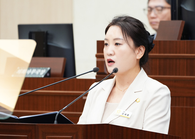 안동시 의회 김새롬 의원이 지난 9일 열린 제269회 제1차 정례회 제1차 본회의 5분 자유발언에서 안동시설관리공단 채용 공정성 논란에 발언하고 있다. /안동시의회